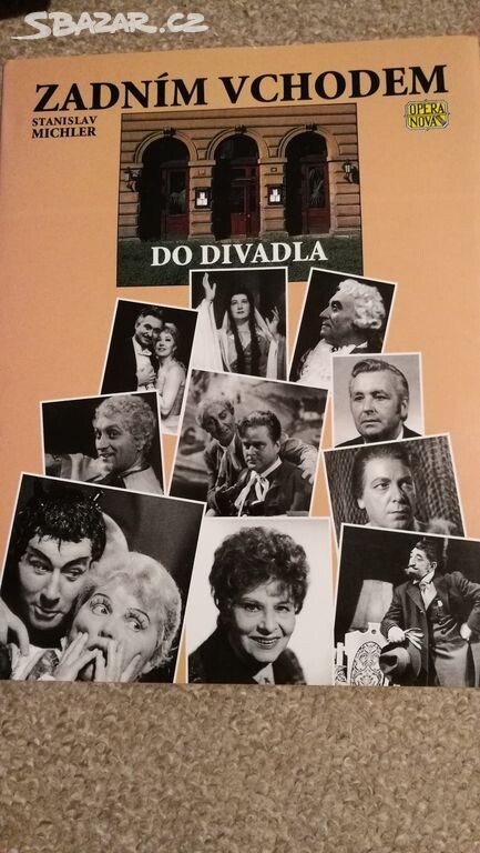 Zadním vchodem do divadla