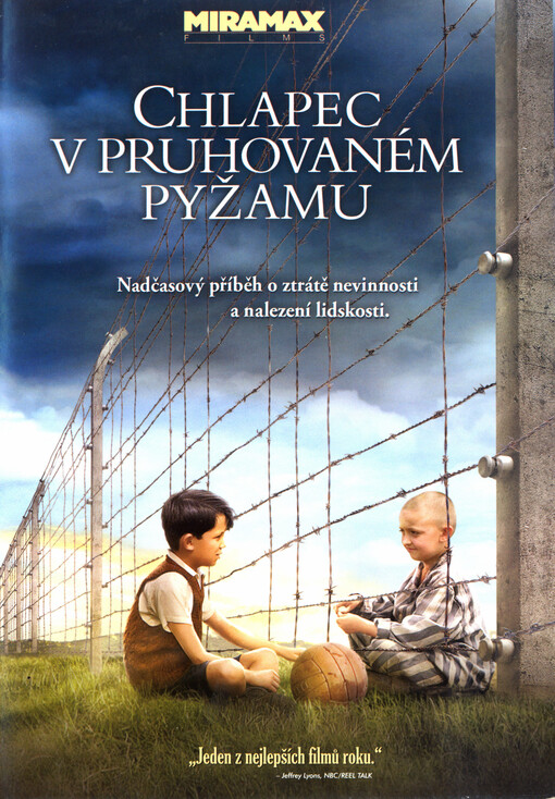 Chlapec v pruhovaném pyžamu