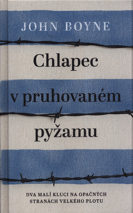 Chlapec v pruhovaném pyžamu