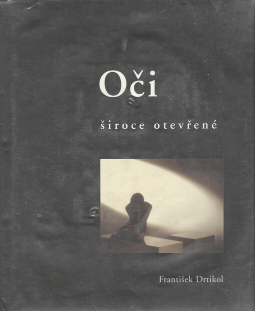 Oči široce otevřené.