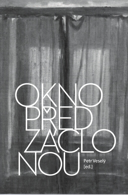 Okno před záclonou
