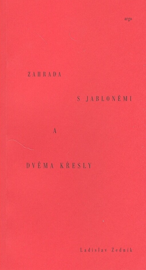 Zahrada s jabloněmi a dvěma křesly