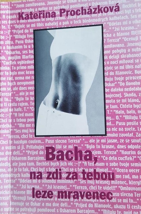 Bacha, na zdi za tebou leze mravenec