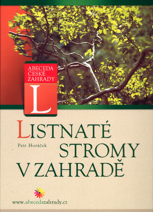 Listnaté stromy v zahradě.