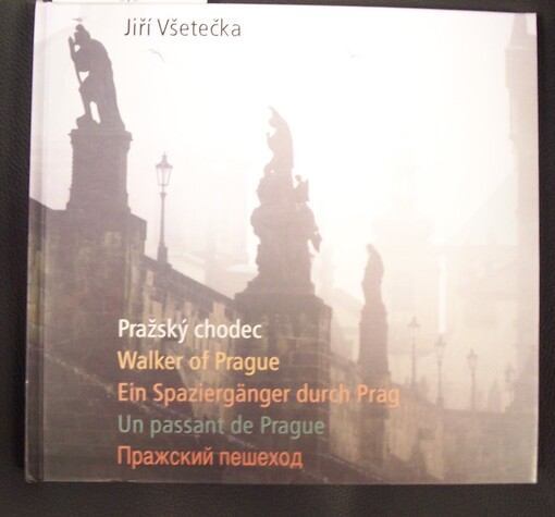 Pražský chodec = Walker of Prague = Ein Spaziergänger durch Prag = Un passant de Prague = Pražskij pešechod