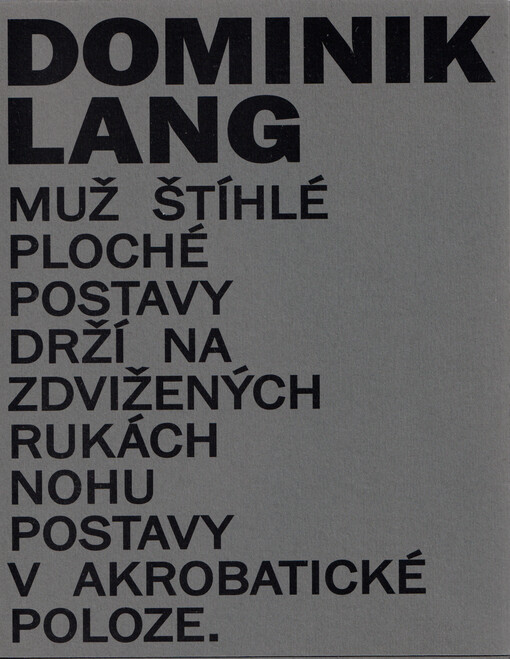 Dominik Lang: muž štíhlé ploché postavy drží na zdvižených rukách nohu postavy v akrobatické poloze