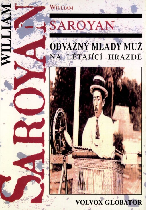 Odvážný mladý muž na létající hrazdě