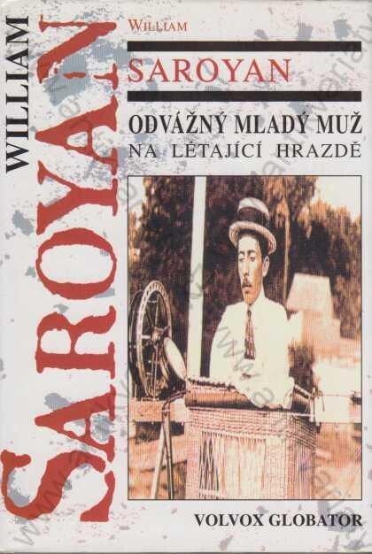 Odvážný mladý muž na létající hrazdě