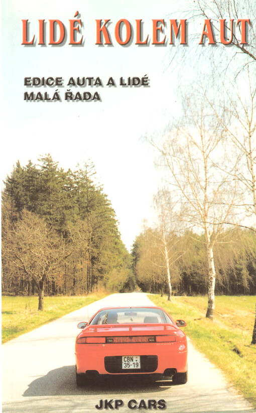Lidé kolem aut