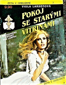 Pokoj se starými vitrínami