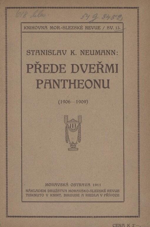 Přede dveřmi Pantheonu