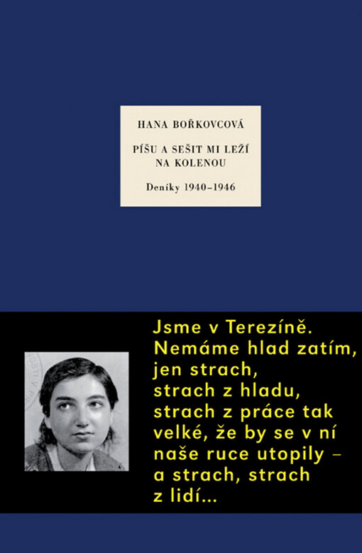 Píšu a sešit mi leží na kolenou