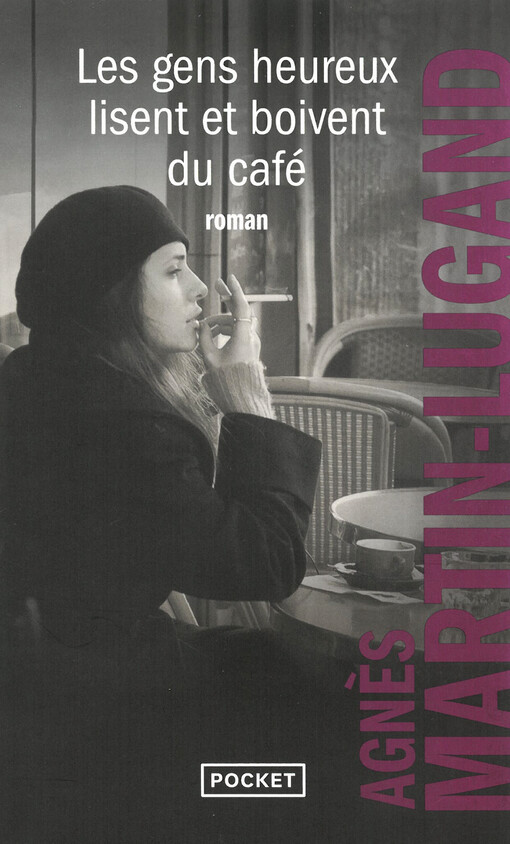 Les gens heureux lisent et boivent du café