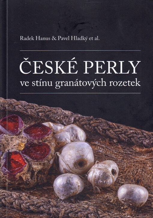 České perly ve stínu granátových rozetek