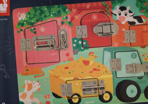 Dřevěná motorická hra se zámky 