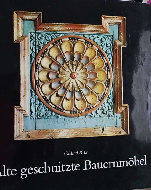 Alte geschnitzte Bauernmöbel