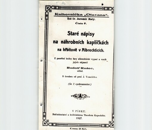 Staré nápisy na náhrobních kapličkách na hřbitově v Albrechticích