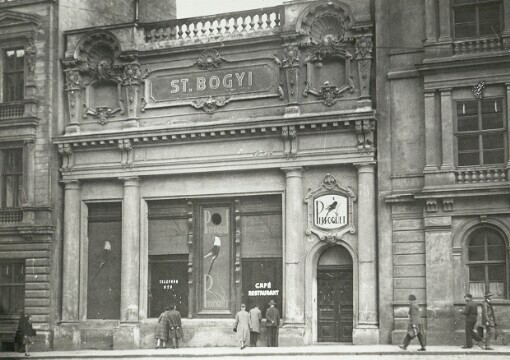 Moravské náměstí, dům č. 2 a č. 3 před postavením budovy DOPZu. 44