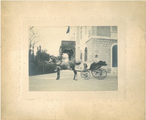 Neznámá žena v jezdeckém kočárku před zámečkem