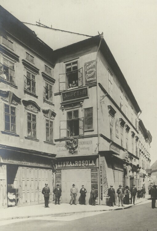 Orlí ulice č. 7, průčelí domu se supraportou s motivem tří císařů [dnes ve dvoře domu]. 124