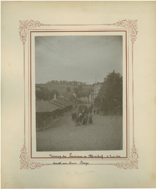 Einzug der Prozession in Albendorf 8. Juni 1906. Ansicht von Neuen Berge