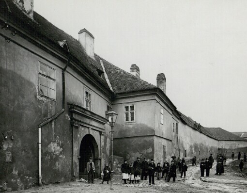 Úvoz a Pekařská ulice, vstupní brána do areálu starobrněnského kláštera a průhled ulicí Úvoz. 171
