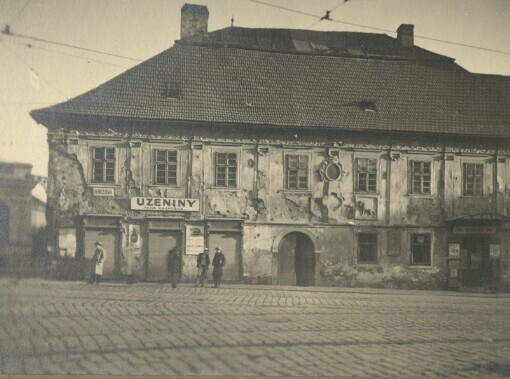 Křížová ulice, hostinec U modrého lva, průčelí budovy. 74