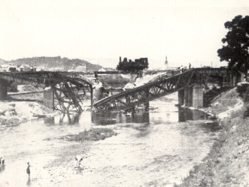 [Brno - Komárov: most přes řeku Svratku zničený při bojích o Brno]