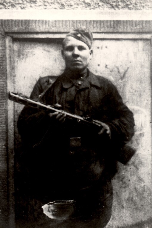 Rudoarmějec se samopalem