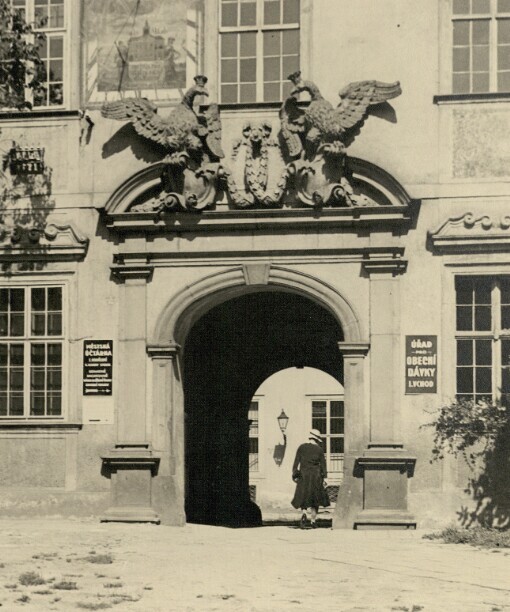 Dominikánské náměstí, průchod z velkého do malého nádvoří s orlím portálem. 29