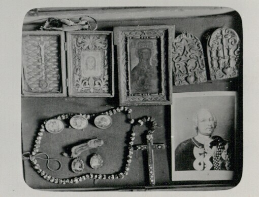 Svátostky z pozůstalosti Františka barona Trencka s jeho portrétem. 165