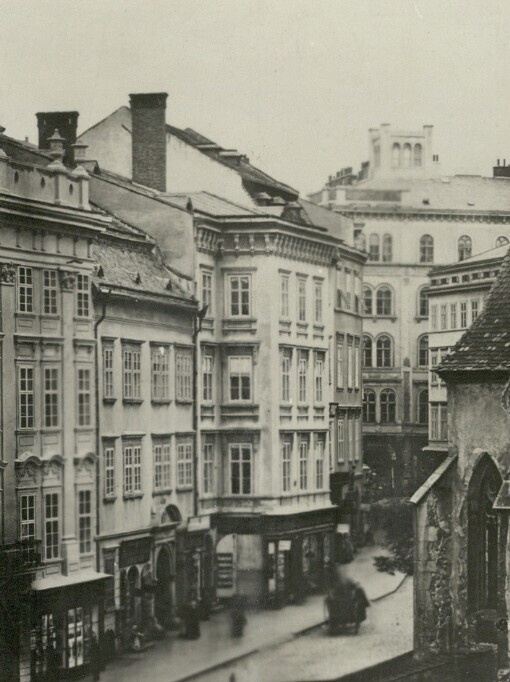 Náměstí Svobody s kostelem sv. Mikuláše a pohledem k Masarykově ulici. 2