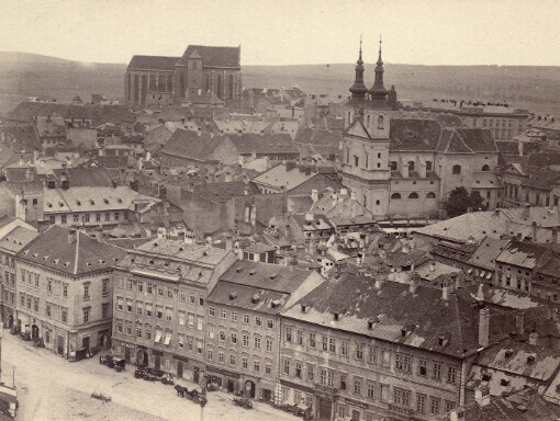 [Ansicht der inneren Stadt. Im Vordergrund ein Teil des großen Platzes mit dem Eingang in die Schlossergasse]
