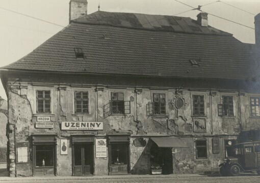 Křížová ulice, hostinec U modrého lva, průčelí budovy. 76