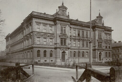 Šujanovo náměstí a nároží Řeznické č. 2, budova školy s parčíkem. 278