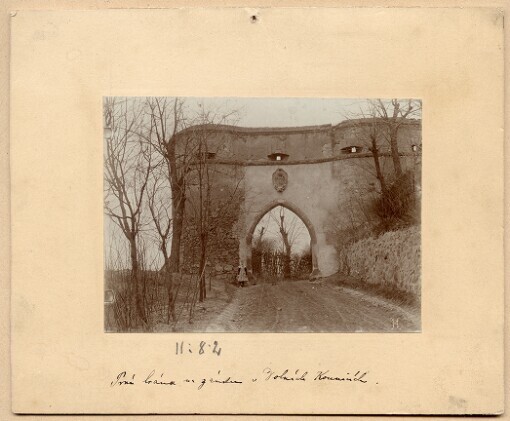 První brána na zámku v Dolních Kounicích