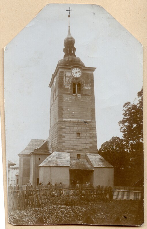 Valašské Klobouky. Kostelní věž s románskými okny