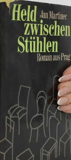 Held zwischen Stühlen :