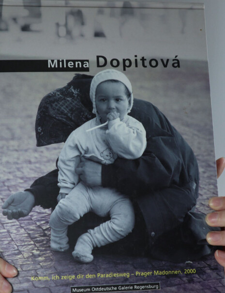 Milena Dopitová :komm, ich zeige dir den Paradiesweg - Prager Madonnen, 2000. Lukáš Jasanský, Martin Polák : aus der Serie Tschechische Landschaft, 1999-2000