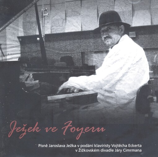 Ježek ve foyerupísně Jaroslava Ježka v podání klavíristy Vojtěcha Eckerta v Žižkovském divadle Járy Cimrmana