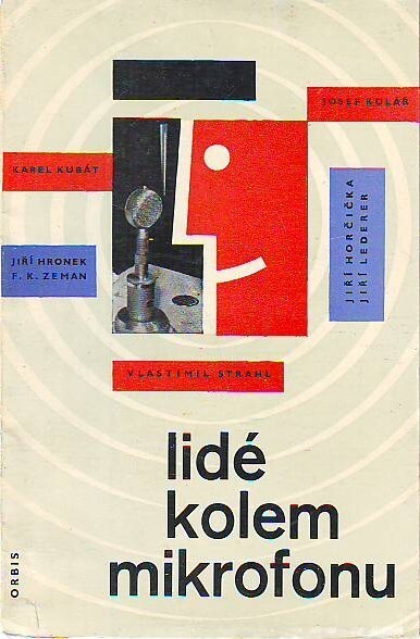 Lidé kolem mikrofonu